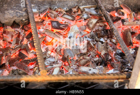 BBQ mit heißen Kohlen für das Kochen von Fleisch Stockfoto