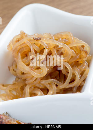 Japanische Küche, Coocked Shirataki Nudeln mit Soja-sauce Stockfoto