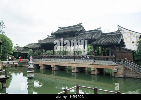 Am Ufer überdachten Gang entlang des Kanals, Wuzhen, Tongxiang, Provinz Zhejiang, China Stockfoto