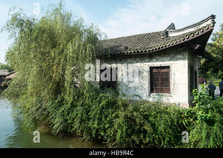 Altes Haus in der Nähe des Flusses in Wuzhen Stadt, Provinz Zhejiang, China Stockfoto