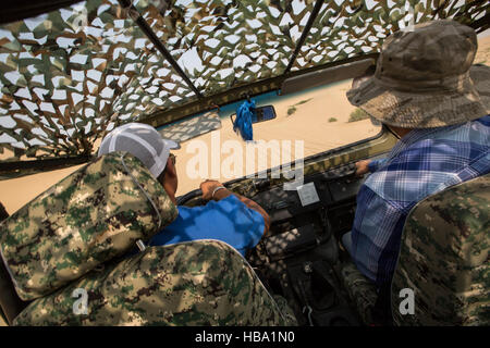 Menschen, die Beschleunigung auf ATV Quad-Bike in der Wüste, Neimenggu, Kubuqi, china Stockfoto