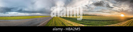 Bunten Regenbogen nach der Regen übergeben Stockfoto