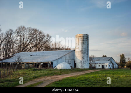 verlassene Landschaft Bauernhof am Nachmittag Stockfoto