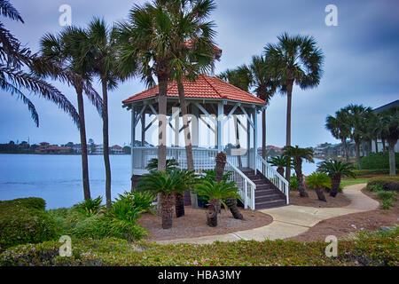 Seashore Pavillon und Palmen Bäume in florida Stockfoto