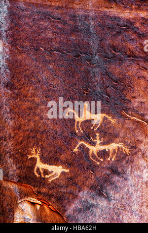 Anasazi Kultur Petroglyphen von der Jagd in Arizonas Canyon de Chelly National Monument. Stockfoto
