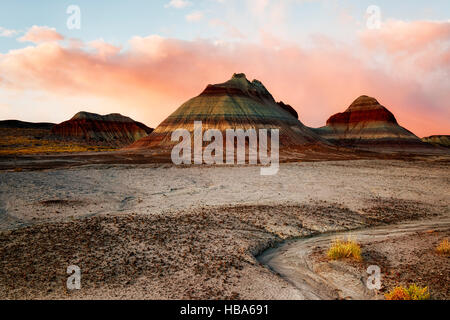 Sonnenuntergang über der Formationen, bekannt als die Tipis in Arizonas Petrified Forest National Park. Stockfoto