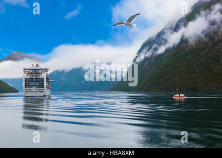 Das Schiff im Geiranger Fjord - Norwegen Stockfoto