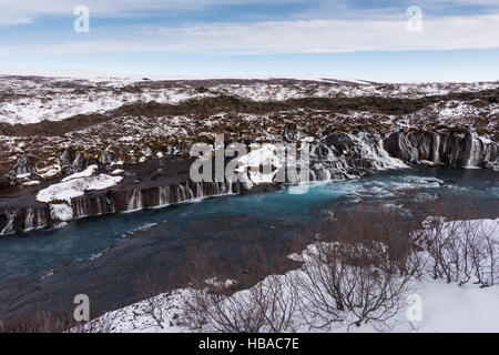 Isländische Wasserfall Hraunfossar im Winter Stockfoto