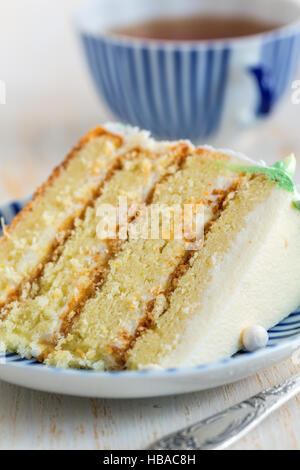 Stück Zitrone-Ingwer Kuchen zum Tee. Stockfoto