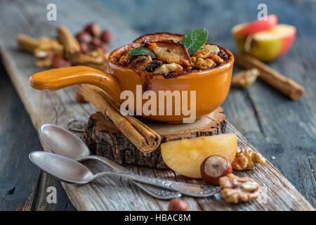 Gebackenes Haferflocken mit Apfel, Zimt und Nüssen. Stockfoto