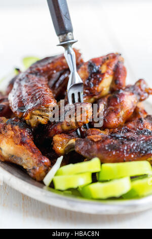 Hähnchenflügel mit Honig-Ingwer-Sauce. Stockfoto