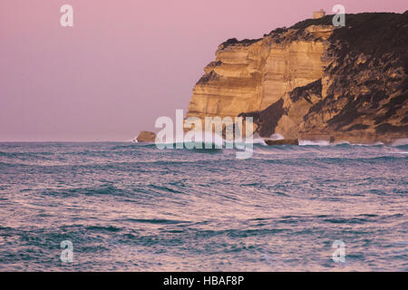 Foto von einer Küstenlandschaft bei Sonnenaufgang. Am Strand von Yerbabuena von Barbate ist gebildet von den besten Wellen zum Surfen in Spanien Stockfoto