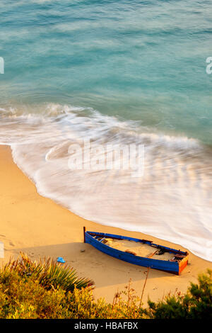 Ein Schiff gestrandet am Ufer von einem Strand in Cadiz durch die Meerenge von Gibraltar Stockfoto