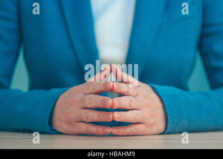 Faltete Finger der Geschäftsfrau als Hand gestikulieren Zeichen von Vertrauen, Selbstwertgefühl, macht und Herrschaft. Stockfoto