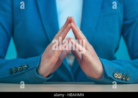 Faltete Finger der Geschäftsfrau als Hand gestikulieren Zeichen von Vertrauen, Selbstwertgefühl, macht und Herrschaft. Stockfoto