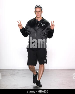 NEW YORK, NY - 12. September 2016: Designer Jeremy Scott geht dem Laufsteg bei der Modenschau von Jeremy Scott Frühling Sommer 2017 Stockfoto