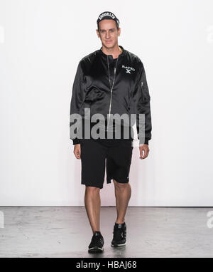 NEW YORK, NY - 12. September 2016: Designer Jeremy Scott geht dem Laufsteg bei der Modenschau von Jeremy Scott Frühling Sommer 2017 Stockfoto