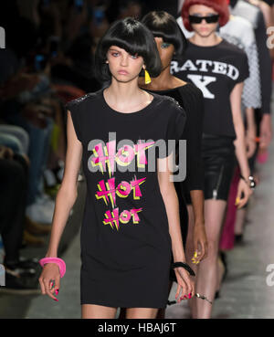 NEW YORK, NY - 12. September 2016: Modelle Spaziergang dem Laufsteg bei der Modenschau von Jeremy Scott Frühling Sommer 2017 während NYFW Stockfoto