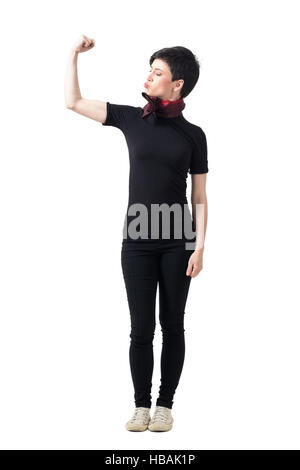 Weibliche kurze brünette Haare tragen blaue Tartan Pyjama liegend