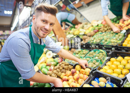 Mann, der hart arbeitet im Supermarkt Stockfoto