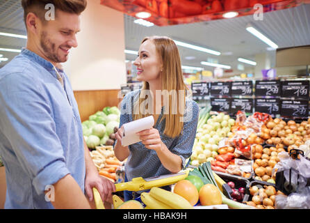 Überprüfen die Einkaufsliste zweimal Stockfoto