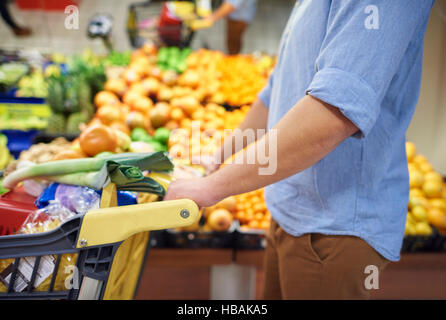 Nahaufnahme Od Mann vollen Einkaufswagen schieben Stockfoto