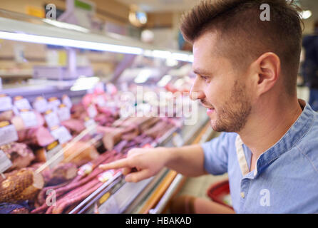 Der Mann im Supermarkt einkaufen Stockfoto