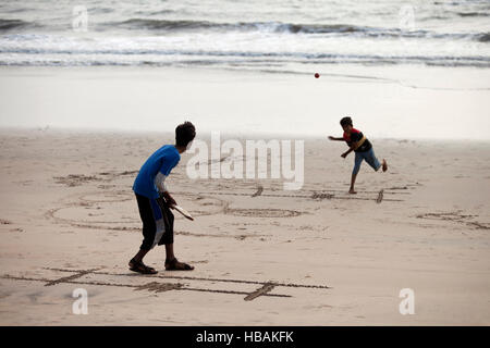 Jungen spielen Kricket auf Strand, diveagar, Maharashtra, Indien Stockfoto