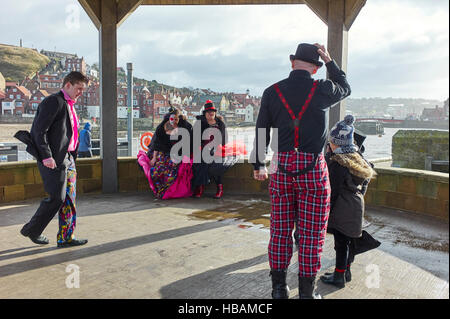 Steampunk Damen posieren in Whitby Gothic-Wochenende Stockfoto