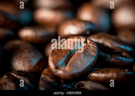 Ein paar Kaffeebohnen Hintergrund, Macrophtography. Stockfoto