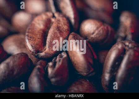 Ein paar Kaffeebohnen Hintergrund, Macrophtography. Stockfoto