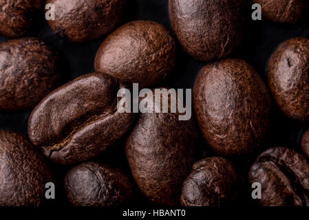 Ein paar Kaffeebohnen Hintergrund, Macrophtography. Stockfoto