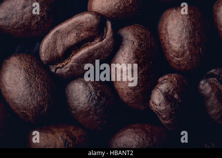 Ein paar Kaffeebohnen Hintergrund, Macrophtography. Stockfoto