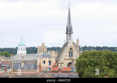 Exeter College Chapel (R) & Das Sheldonian Theatre (L) von St. Michael am Nordtor in Oxford, England gesehen. Stockfoto