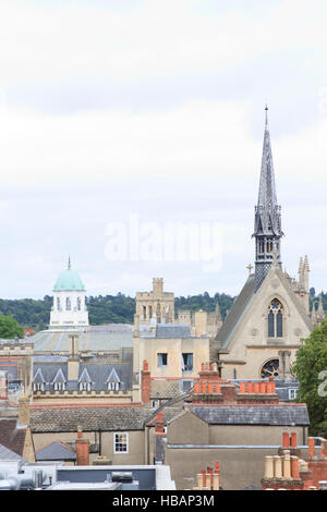 Exeter College Chapel (R) & Das Sheldonian Theatre (L) von St. Michael am Nordtor in Oxford, England gesehen. Stockfoto