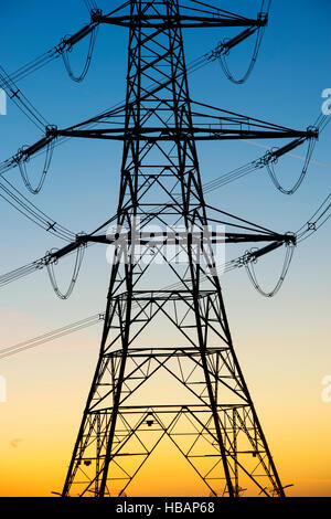 Die Silhouette des elektrischen Pylons vor dem Morgenhimmel. Cotswolds, England Stockfoto