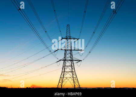 Die Silhouette des elektrischen Pylons vor dem Morgenhimmel. Cotswolds, England Stockfoto