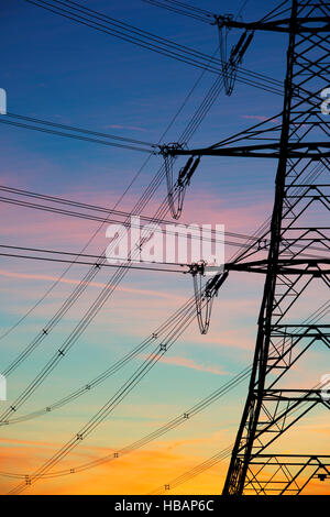 Die Silhouette des elektrischen Pylons vor dem Morgenhimmel. Cotswolds, England Stockfoto