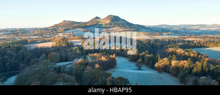 Scotts View in der Nähe von Melrose mit Blick auf den Fluss Tweed und der Eildon Hills in der Frost bei Sonnenaufgang. Scottish Borders. Schottland Stockfoto