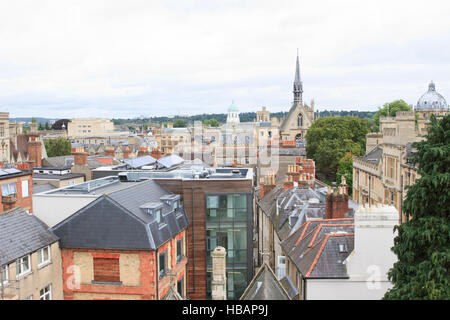 Exeter College Chapel (CR) & Das Sheldonian Theatre (CL) von St. Michael am Nordtor in Oxford, England gesehen. Stockfoto