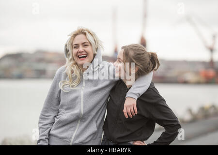 Porträt von zwei weibliche Läufer Freunde Lachen am Hafen Stockfoto