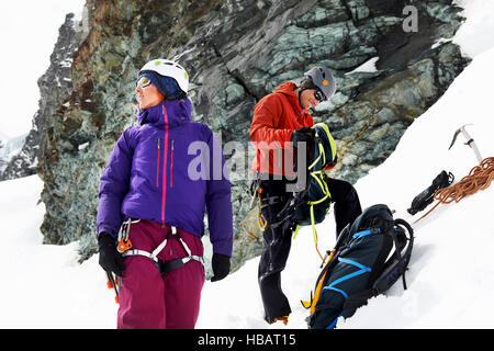Bergsteiger, die Vorbereitung der Ausrüstung auf schneebedeckte Berge, Saas Fee, Schweiz Stockfoto