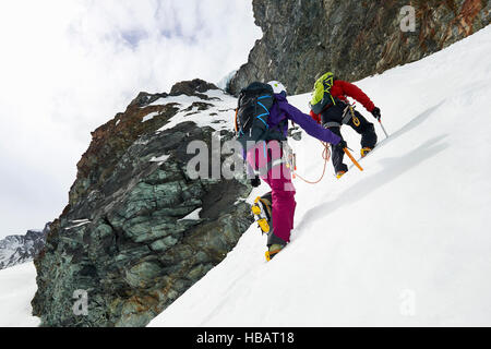 Bergsteiger aufsteigender verschneites Gebirge, Saas Fee, Schweiz Stockfoto