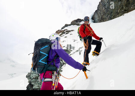 Bergsteiger aufsteigender verschneites Gebirge, Saas Fee, Schweiz Stockfoto