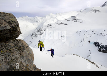 Bergsteiger aufsteigender verschneites Gebirge, Saas Fee, Schweiz Stockfoto