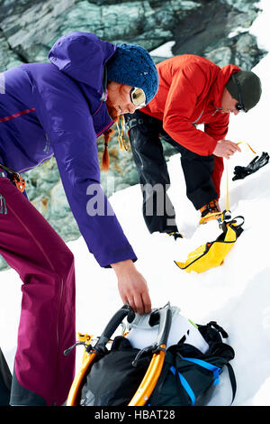 Bergsteiger Ausrüstung auf schneebedeckten Berg vorbereiten Stockfoto