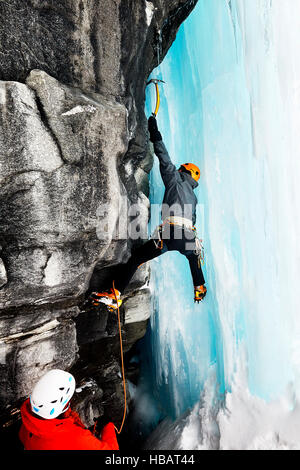 Eiskletterer Klettern am Fels Stockfoto