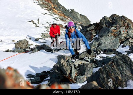 Bergsteiger, Klettern auf Schnee bedeckten Berg, Saas Fee, Schweiz Stockfoto