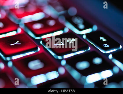 Nacht-lit Laptop-Computer mit Schwerpunkt auf der Tastatur Stockfoto