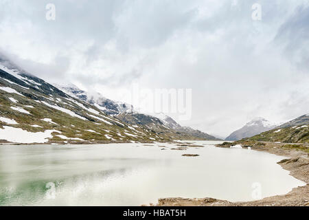 Lago Bianco (weißer See) und schneebedeckten Berge, Graubünden (Graubünden), Schweiz Stockfoto